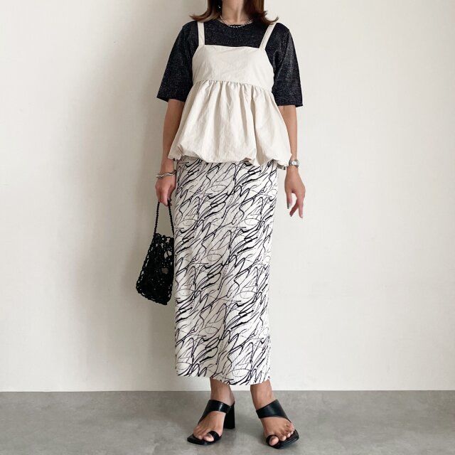 バルーンビスチェと総柄スカートコーデ