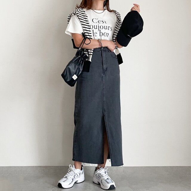 デニムスカートとロゴTコーデ
