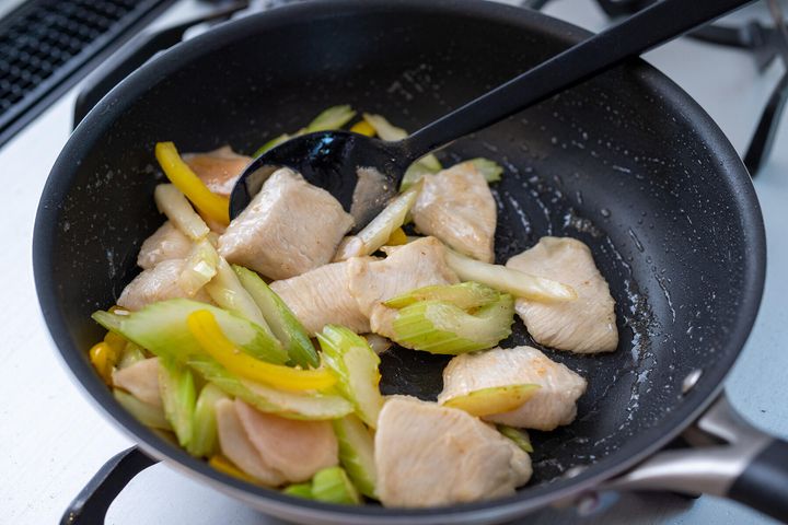 甘酢を加えて仕上げる