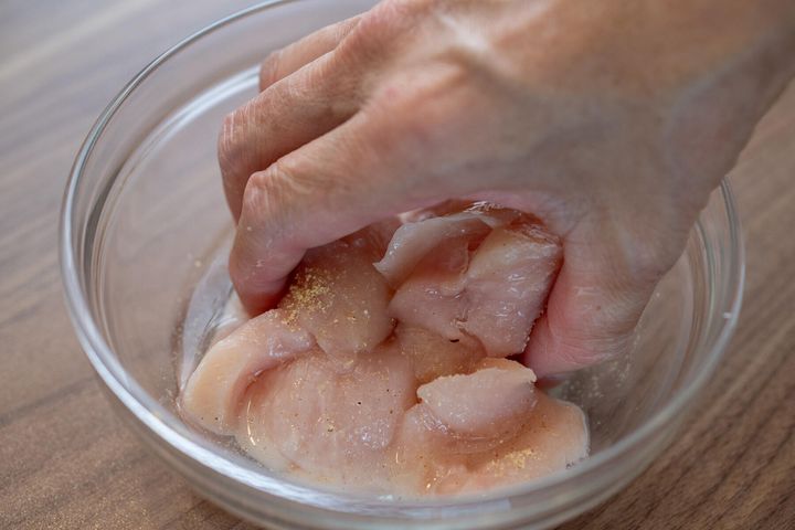 鶏肉に下味をつける