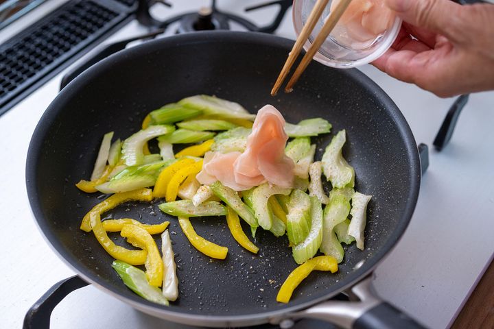 新生姜の甘酢漬けを加える