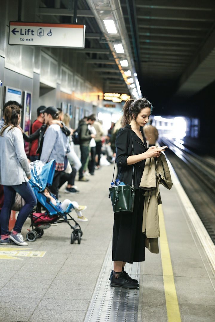 オールブラックのドレッシーな装いはスニーカーでさり気なく崩すのが正解