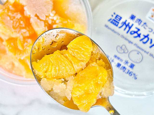 温州みかん氷 スプーンにのせた様子