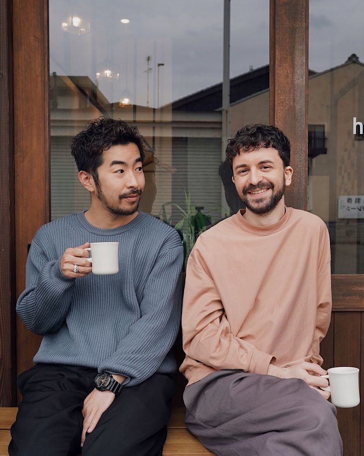 アパレルブランド「オフサイトスタジオ（offsait studio）」をともに運営し、今年7月に結婚するTakuji（左）とOnur（右）。