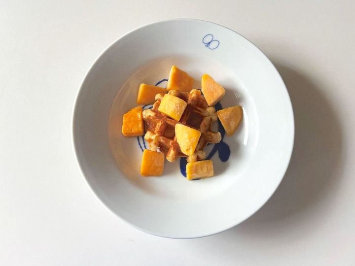 【簡単アレンジレシピ】ジューシーマンゴーのワッフルアイスのせ【渡辺友美子のコーヒーに合うお菓子のレシピ vol.49 〜レシピで旅するヨーロッパ〜】