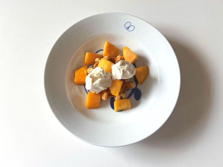 【簡単アレンジレシピ】ジューシーマンゴーのワッフルアイスのせ【渡辺友美子のコーヒーに合うお菓子のレシピ vol.49 〜レシピで旅するヨーロッパ〜】