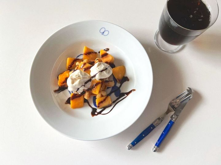 【簡単アレンジレシピ】ジューシーマンゴーのワッフルアイスのせ【渡辺友美子のコーヒーに合うお菓子のレシピ vol.49 〜レシピで旅するヨーロッパ〜】