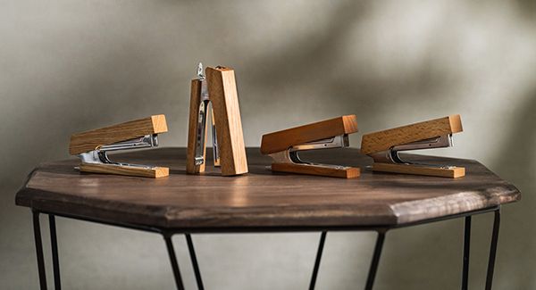 職人が手がけたテーブル のしかかる