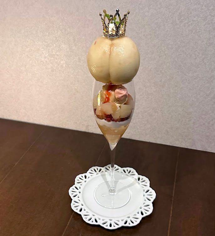 「丸ごと桃パフェ」1980円 ※8月頃まで提供予定