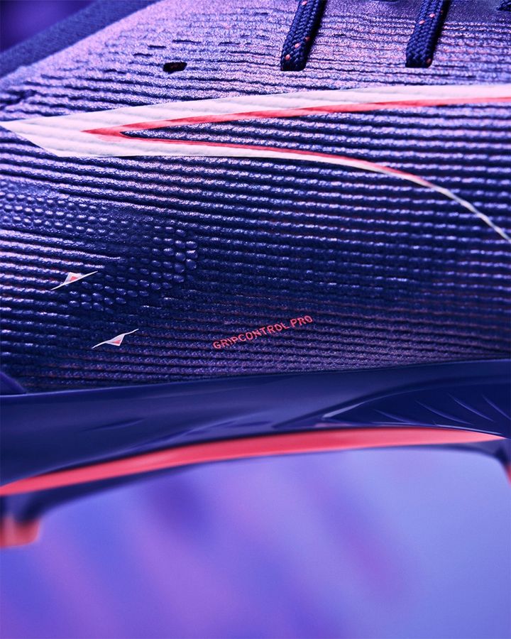 三笘薫が着用！PUMA史上最強のスピードスパイク『ウルトラ5』登場 超高反発の”カーボン搭載モデル”も