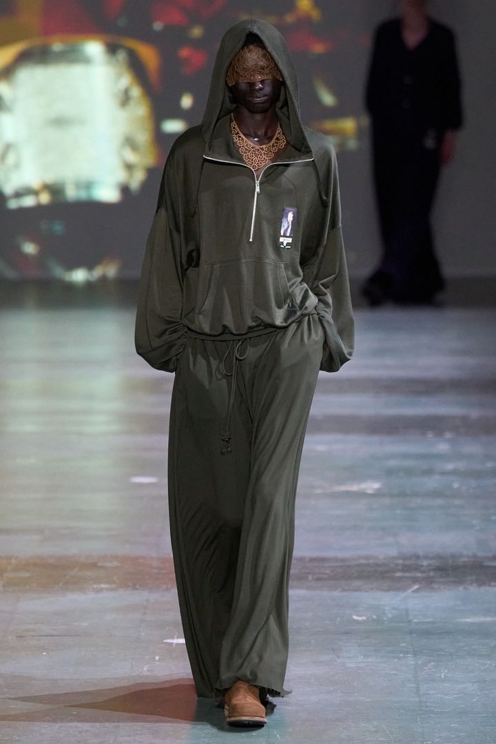 アンダーカバー 2025年春夏メンズコレクションより。