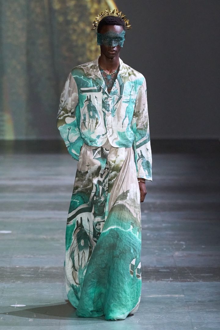 アンダーカバー 2025年春夏メンズコレクションより。