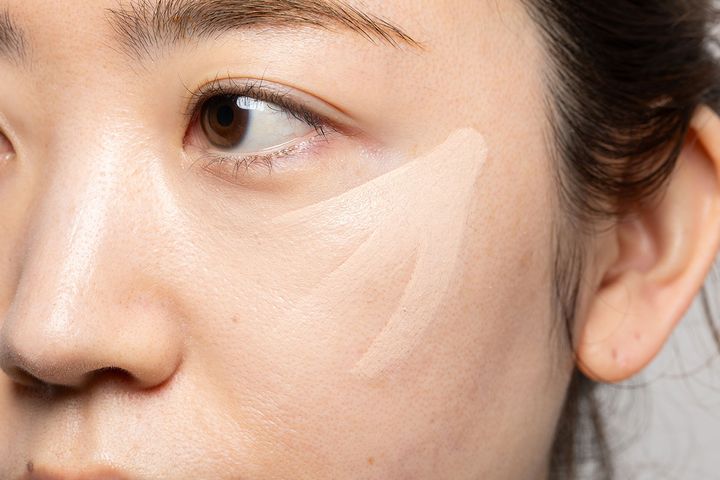 目の下のたるみをカバーしてリフトアップも叶えるメイク術