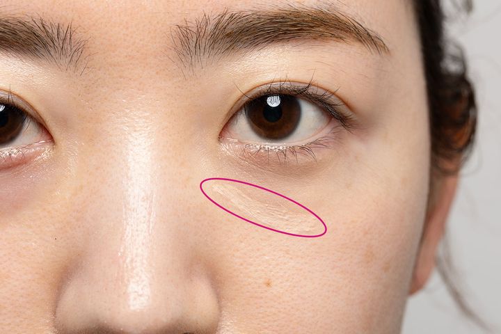 目の下のたるみをカバーしてリフトアップも叶えるメイク術