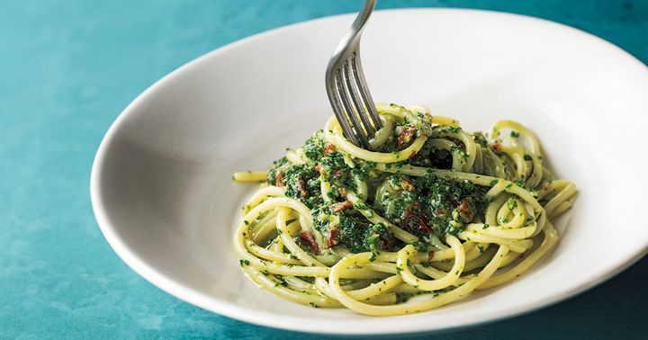 サラダケールのペーストを使ったジェノベーゼ風パスタ