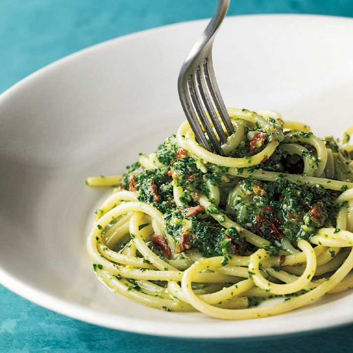 サラダケールのペーストを使ったジェノベーゼ風パスタ