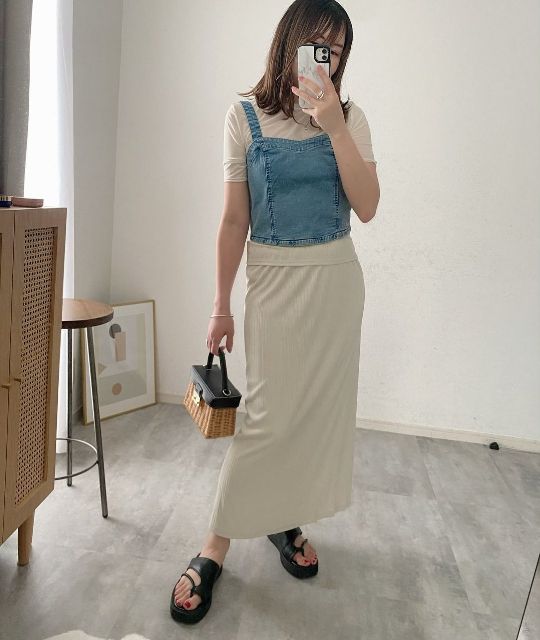 GUのデニムビスチェを着ている