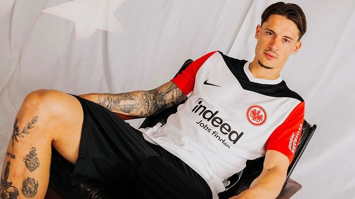 これがNIKE“最後のホーム”に！フランクフルトが2024-25新ユニフォームを発表 「来季はadidasにメーカー変更」