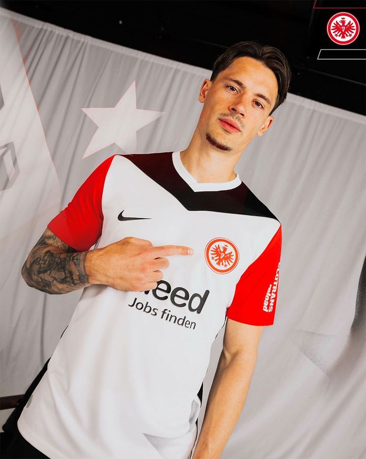 これがNIKE“最後のホーム”に！フランクフルトが2024-25新ユニフォームを発表 「来季はadidasにメーカー変更」