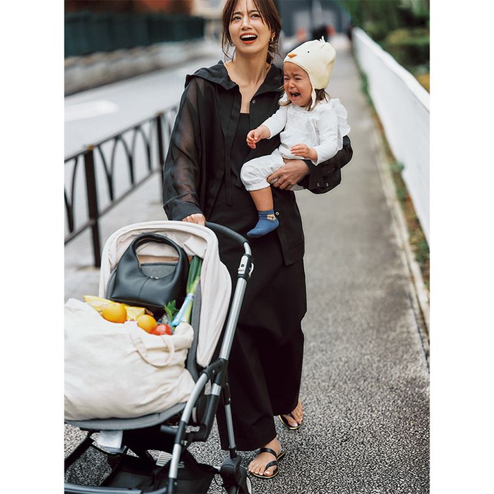 黒のキャミワンピースに黒のシアーアウターを合わせた東原亜希さん