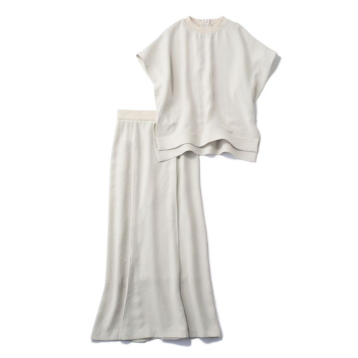 エミのサテン素材のトップスとスカートのセットアップ