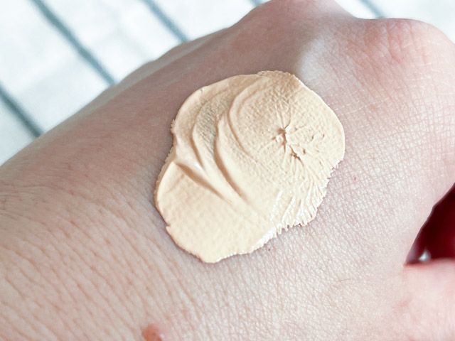 手に広げた「薬用 BBクリーム」