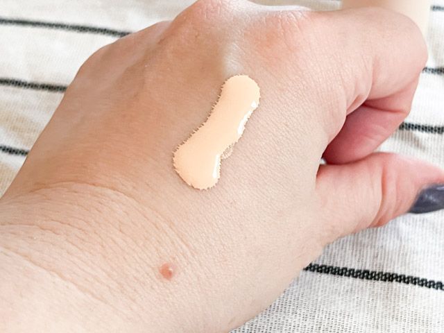 手にのせた「薬用 UVメイクアップベース」