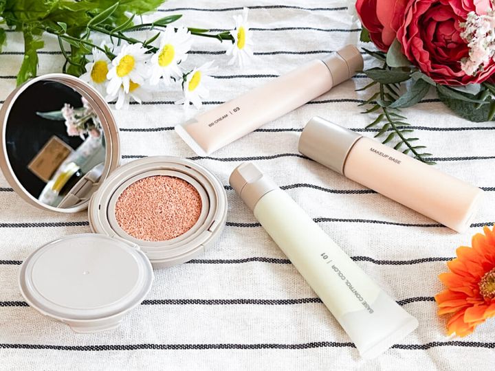 テーブルに並んだ無印良品の薬用ベースメイクシリーズ