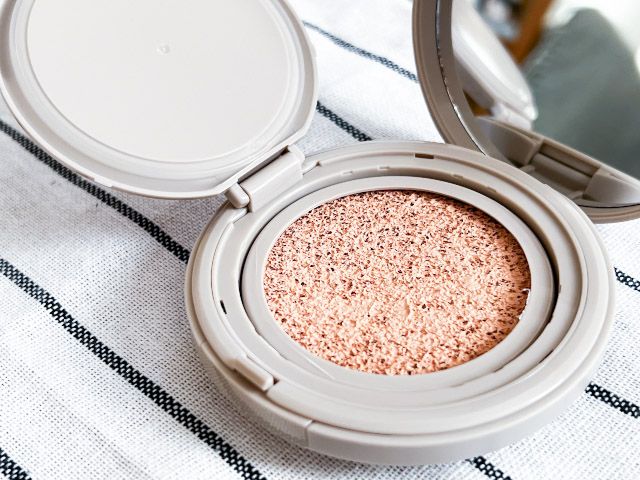 テーブルにのせた「薬用 UVクッションファンデーション」