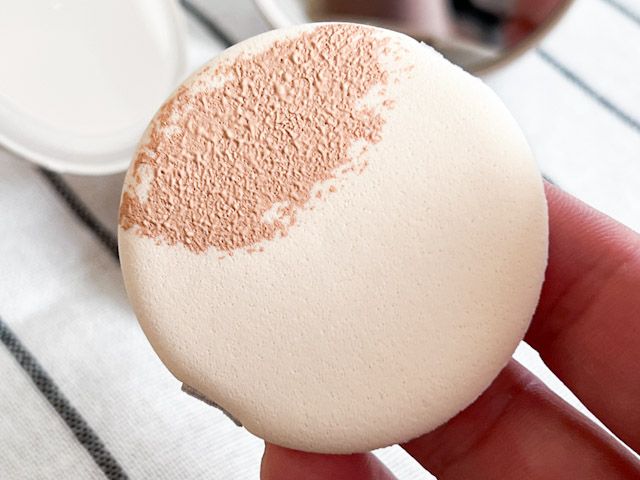 スポンジにのせた「薬用 UVクッションファンデーション」