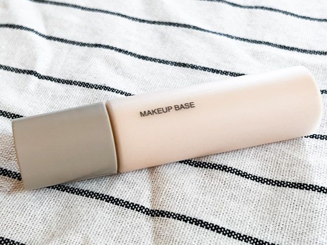 テーブルに置かれた「薬用 UVメイクアップベース」