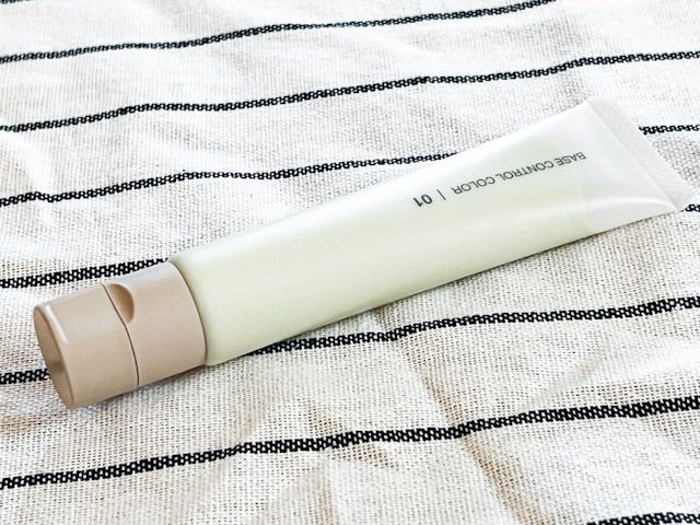 テーブルに置かれた「薬用 UVベースコントロールカラー（グリーン）」