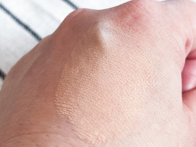 手にのせた「薬用 UVクッションファンデーション」