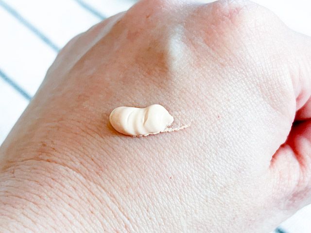 手にのせた「薬用 BBクリーム」