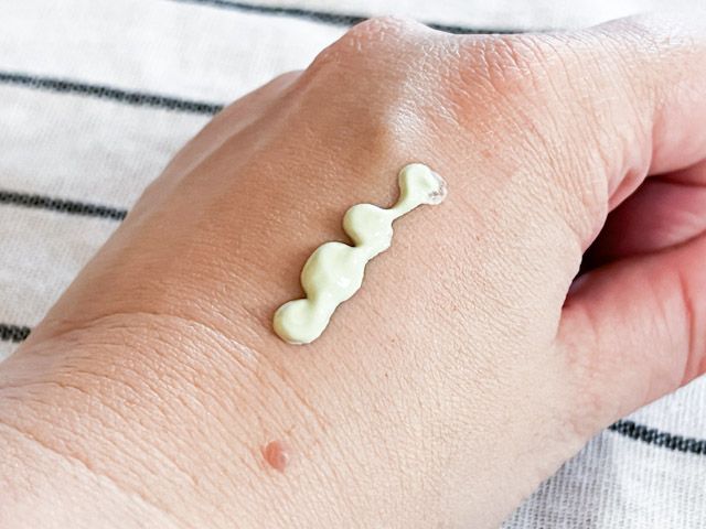 手にのせた「薬用 UVベースコントロールカラー（グリーン）」