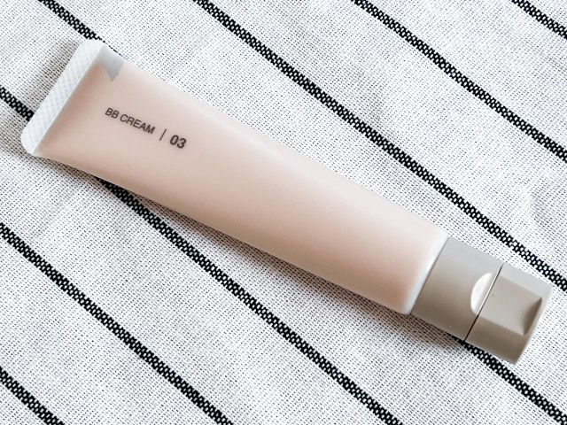 テーブルに乗せた「薬用 BBクリーム」