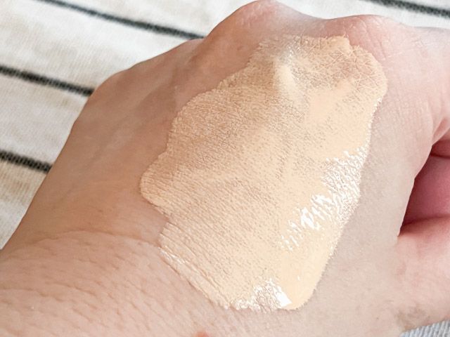 手に広げた「薬用 UVメイクアップベース」