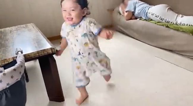 19才差の姉弟、ソファで寝てしまった姉を起こす手段に、もうメロメロ！い！