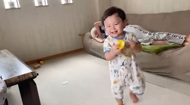 19才差の姉弟、ソファで寝てしまった姉を起こす手段に、もうメロメロ！い！