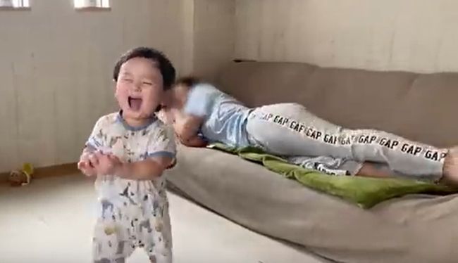 19才差の姉弟、ソファで寝てしまった姉を起こす手段に、もうメロメロ！い！