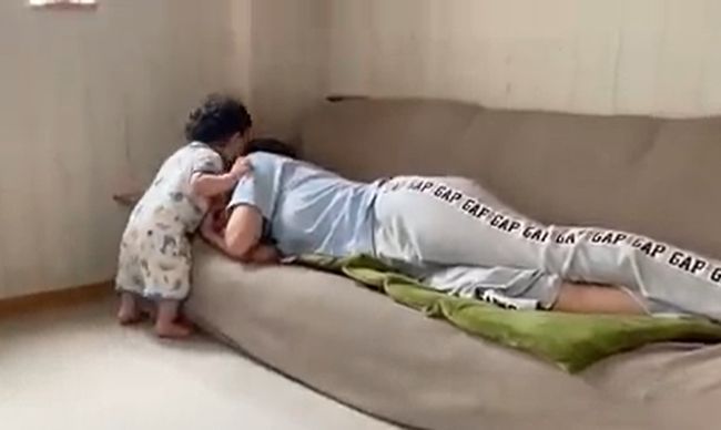 19才差の姉弟、ソファで寝てしまった姉を起こす手段に、もうメロメロ！い！