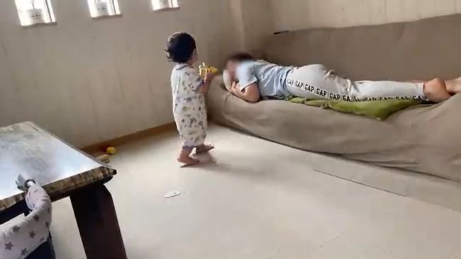 19才差の姉弟、ソファで寝てしまった姉を起こす手段に、もうメロメロ！い！