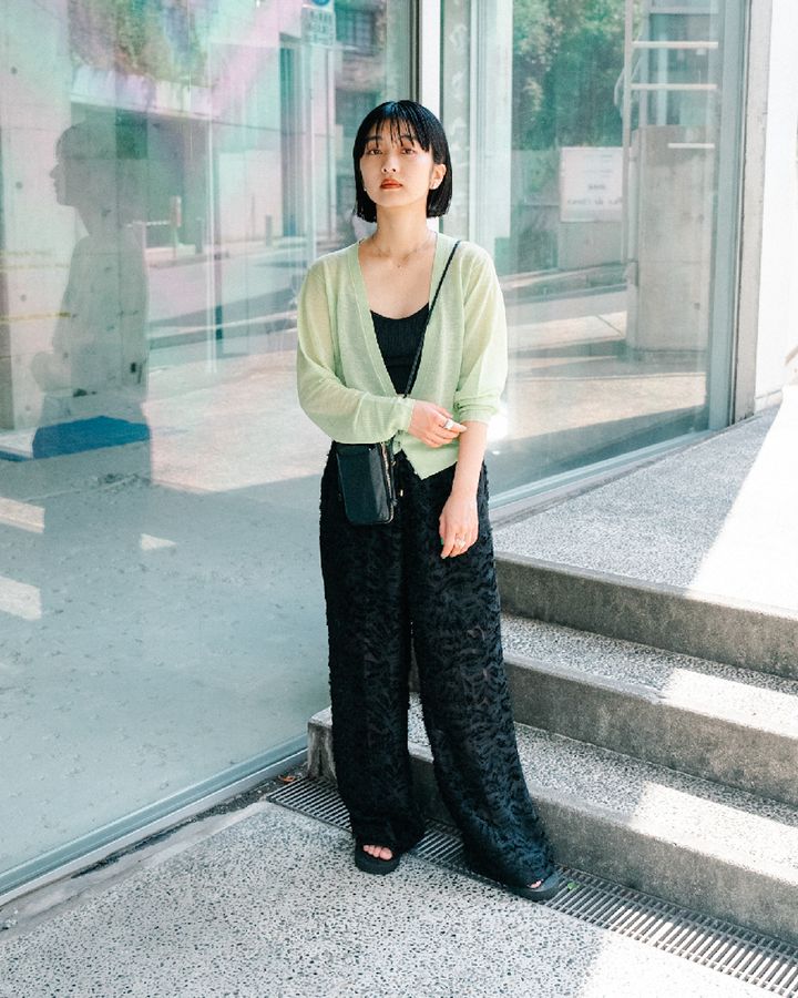 都会的な“モノトーンルック”のお手本スタイル5選。差し色上手がお洒落を制す！【TOKYO SNAP】