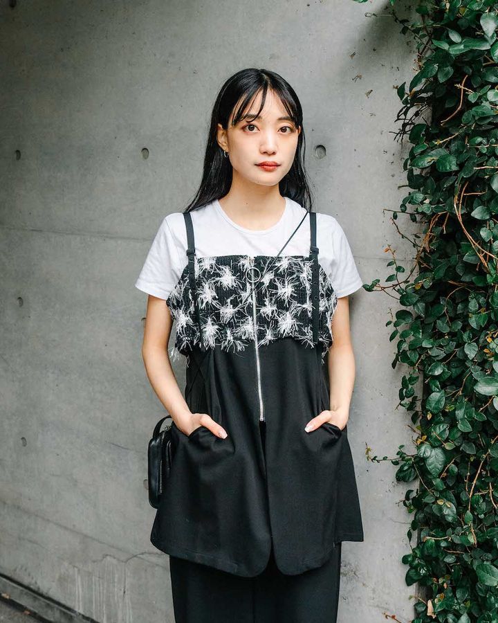 都会的な“モノトーンルック”のお手本スタイル5選。差し色上手がお洒落を制す！【TOKYO SNAP】