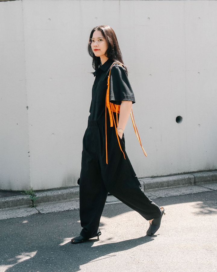 都会的な“モノトーンルック”のお手本スタイル5選。差し色上手がお洒落を制す！【TOKYO SNAP】