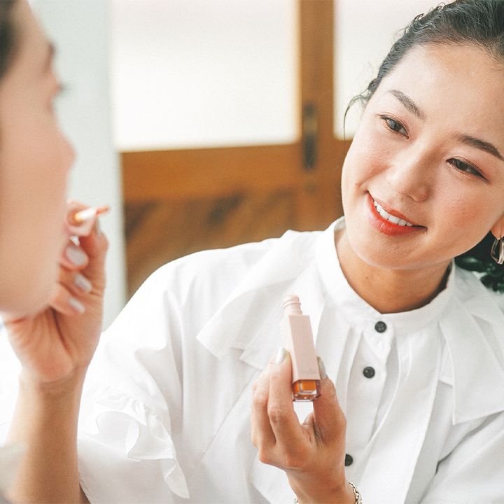 フルンフリンのシャインユー グロウティントでメイクをしているカット