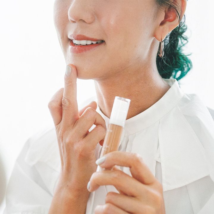 ソーグラムのタッチアップリキッドファンデーションを塗っているカット