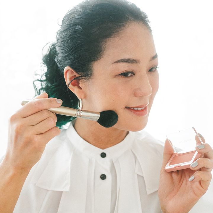 チークはシェーディングとしても使えるイメージカット