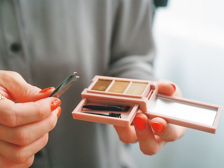 フルンフリンのマルチパーフェクターアイブロウキットには毛抜きも入っている