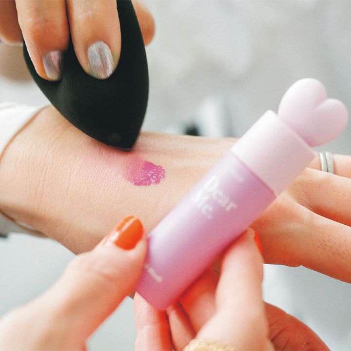 フォーユーツーのリップをスポンジで使っているイメージカット